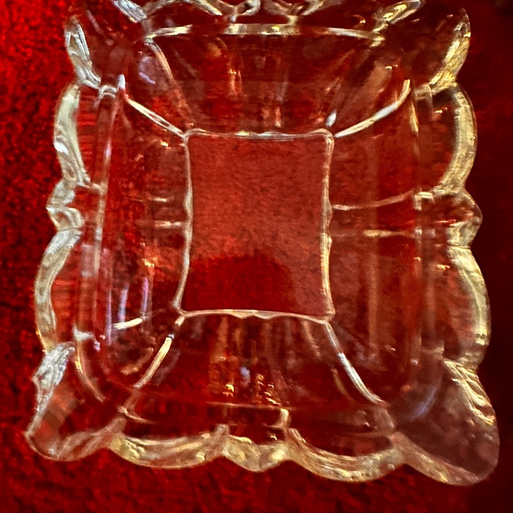 Vintage Vanity Heavy Glass Floral Filigree Footed Trinket Box - Picture 8 of 9